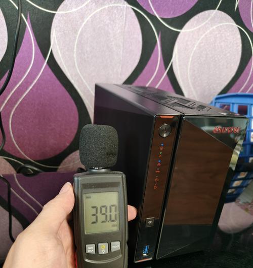 华硕X403M固态硬盘更换教程（简单操作，提升电脑性能）